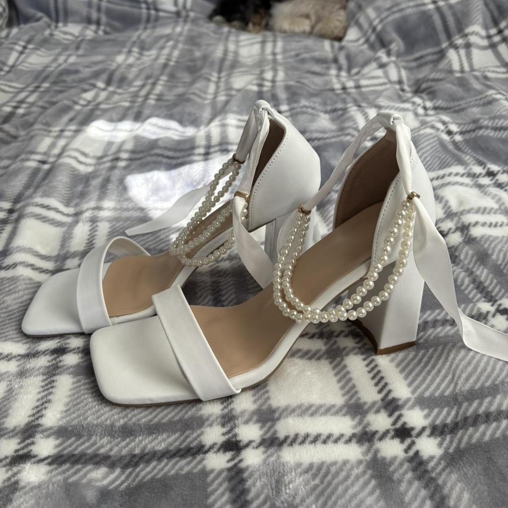 Chic White Heeled Sandals with Pearl Details
